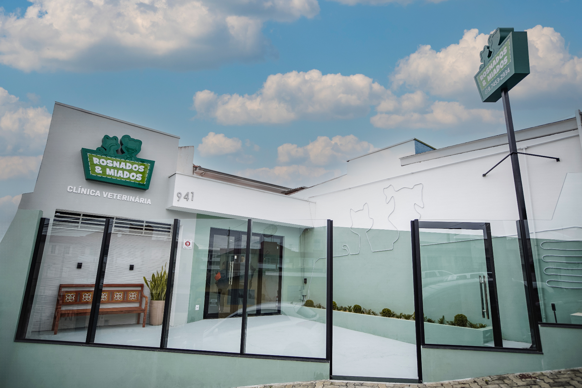 Fachada da Clínica Veterinária Rosnados e Miados — Av. Japão, 941, Mogi das Cruzes